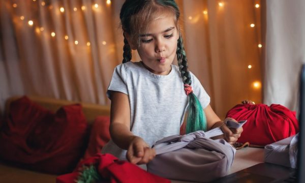 14 schémas pour apprendre le Furoshiki, l'art japonais d'emballer vos cadeaux avec du tissu