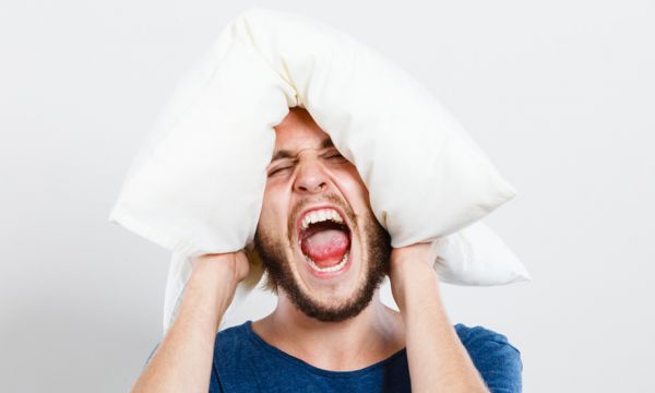 Ces chercheurs ont mis au point un oreiller pour mettre fin aux problèmes de ronflement !