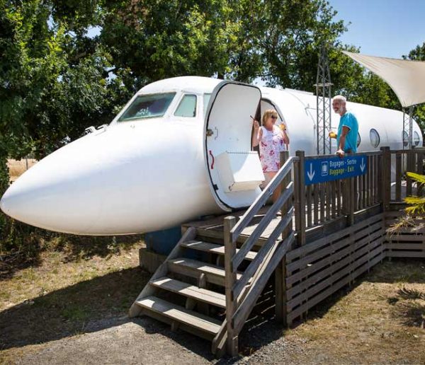 Ce directeur de camping transforme avions et wagons en drôles d'hébergements