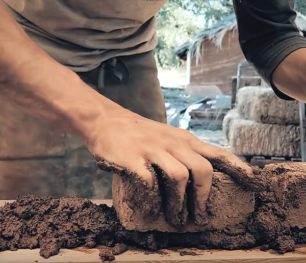 Découvrez toutes les techniques de construction en terre dans cette vidéo fascinante