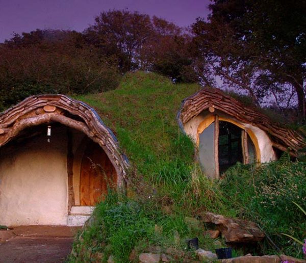 Pour moins de 3500 euros, il a construit la maison de hobbit de ses rêves