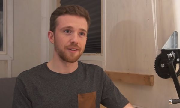 Pour 13 000 euros, Tyler a construit seul sa tiny house avec son propre système de toit chauffant !