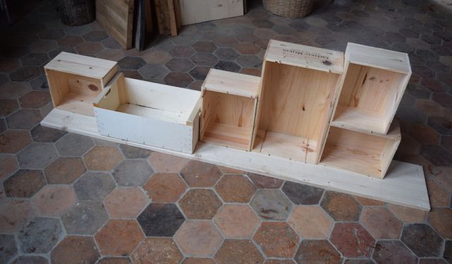 DIY : Construire un meuble déco avec des caisses à vin en bois récup
