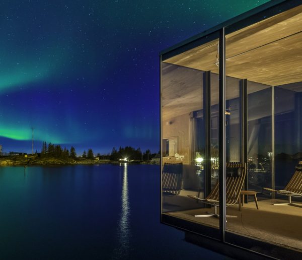 Passez une nuit dans une cabane en bois au milieu des fjords et des aurores boréales !