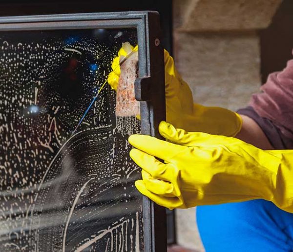 4 astuces écolos pour nettoyer facilement la vitre de votre insert