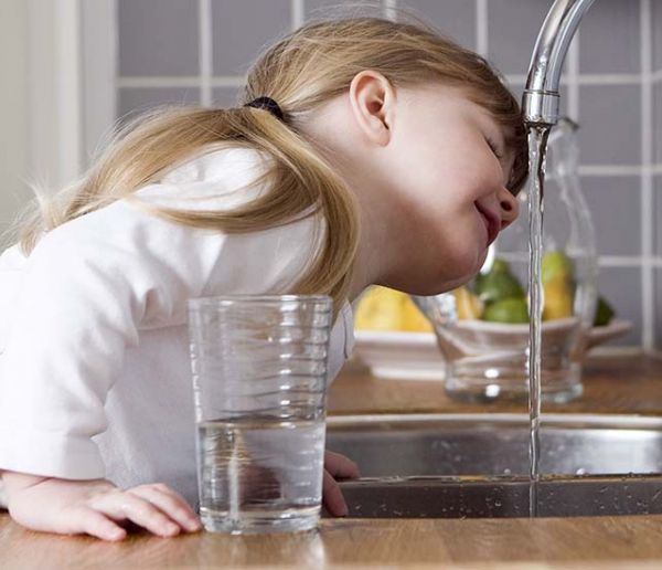 Pourquoi l'eau du robinet a un goût différent selon les régions ?