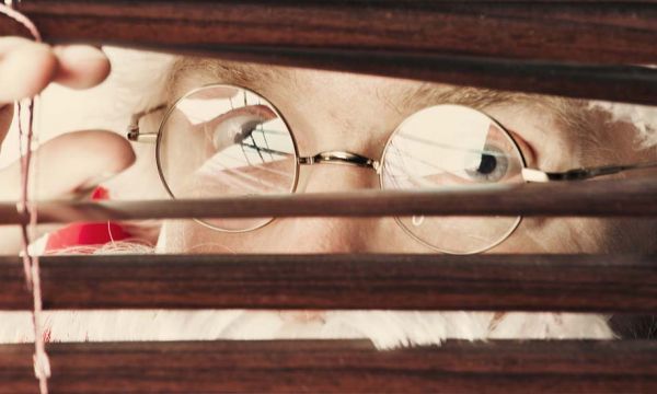 Pourquoi est-ce qu'on aime espionner ses voisins ?