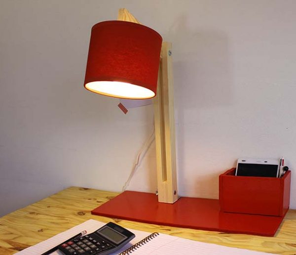 Tuto : Fabriquez une lampe de bureau articulée avec pot à crayons intégré !