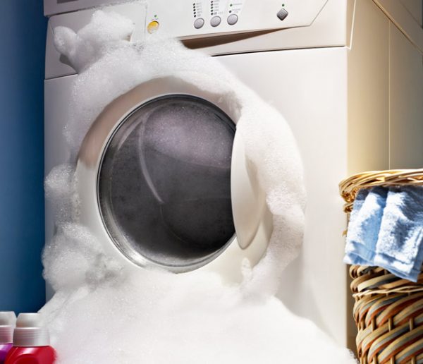 Est-ce une bonne idée de remplir à fond sa machine à laver pour faire des économies ?
