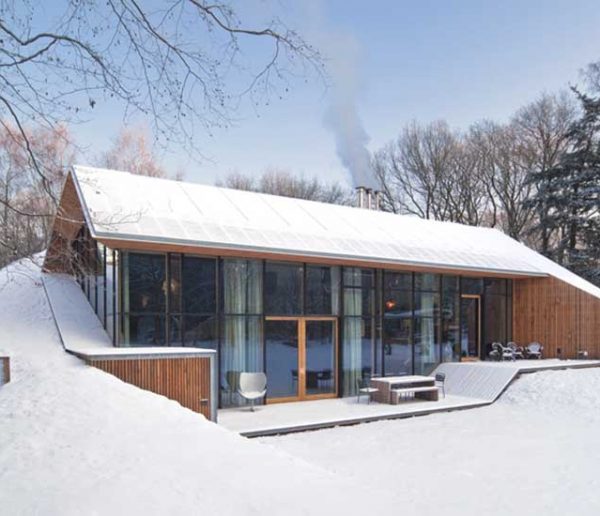 Elle construit la maison écolo de ses rêves, protégée par une colline