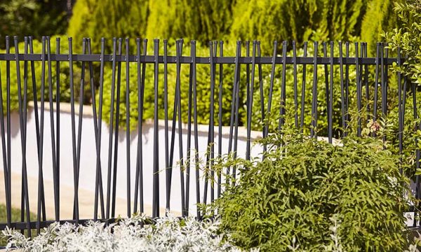 Modernisez votre jardin avec une clôture tendance !