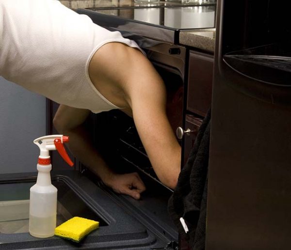 Ménage écolo : 5 astuces pour nettoyer son four sans effort