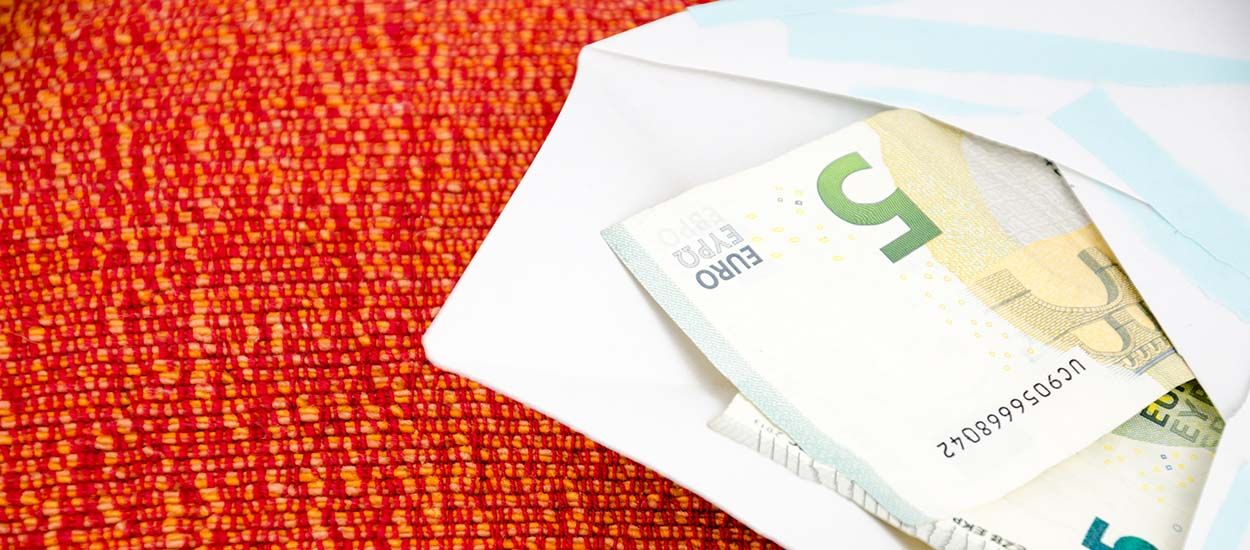 Une mystérieuse voisine distribue des enveloppes d'argent aux habitants d'un village espagnol
