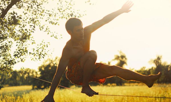 Pratiquez un sport extrême (ou presque !) dans votre jardin : la slackline