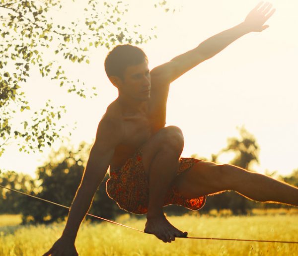 Pratiquez un sport extrême (ou presque !) dans votre jardin : la slackline