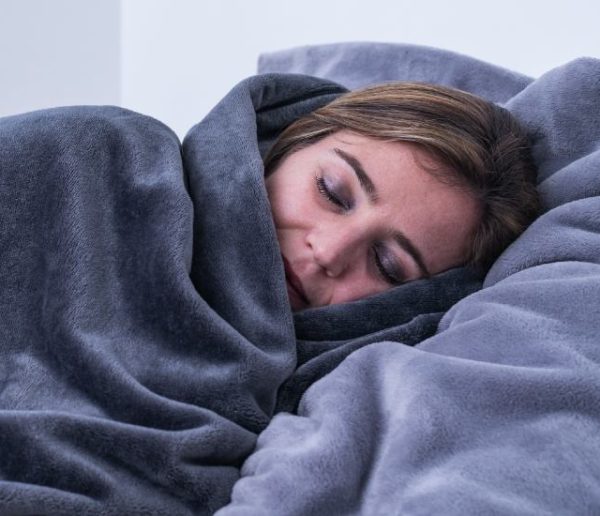 Les couvertures lestées qui aident à trouver le sommeil sont-elles vraiment magiques ?