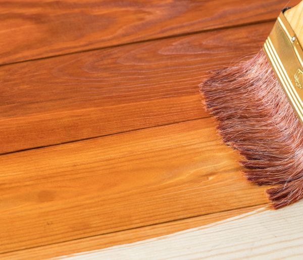 5 astuces écolo pour teindre votre bois et raviver sa couleur