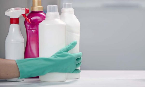 60 millions de consommateurs alerte sur les produits ménagers toxiques : que faut-il utiliser ?