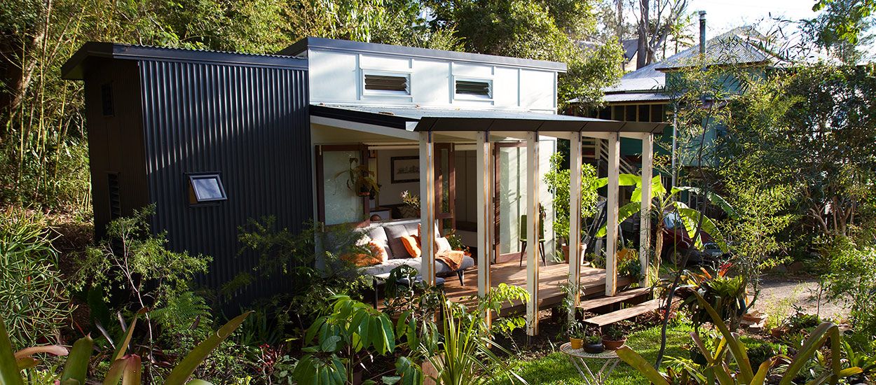 On adore cette tiny house en pleine nature avec une terrasse modulable