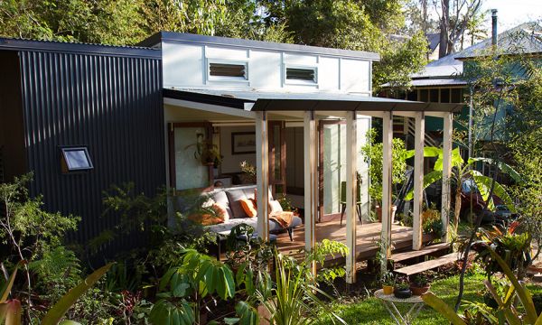On adore cette tiny house en pleine nature avec une terrasse modulable