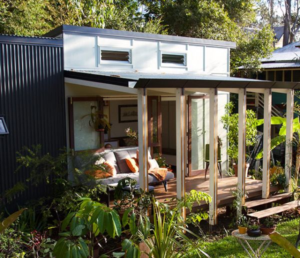 On adore cette tiny house en pleine nature avec une terrasse modulable