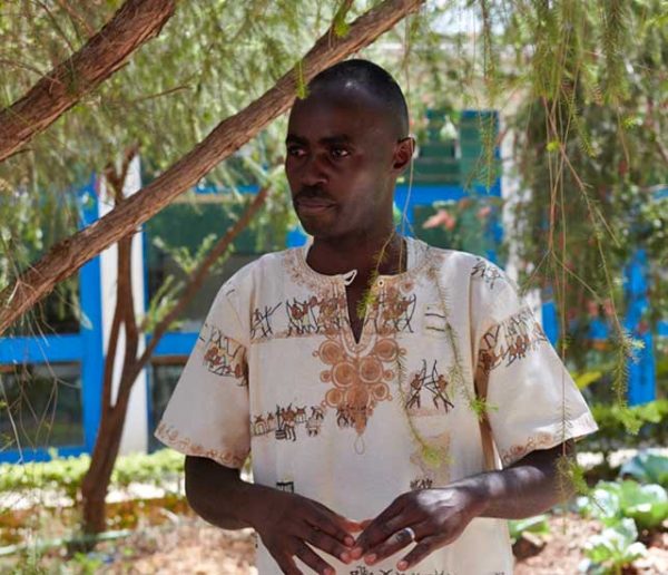 Au Kenya, il cultive un potager dans des bouteilles en plastique pour économiser l'eau