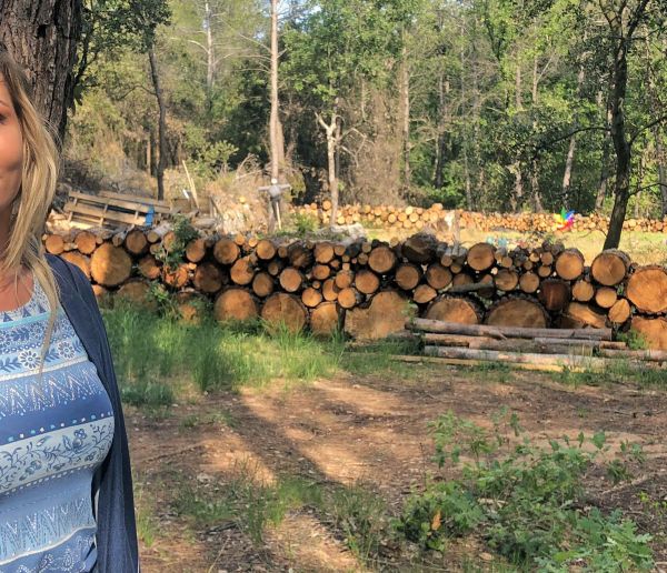 Alicia, 26 ans, vit dans la forêt toute l'année pour reprendre contact avec la nature