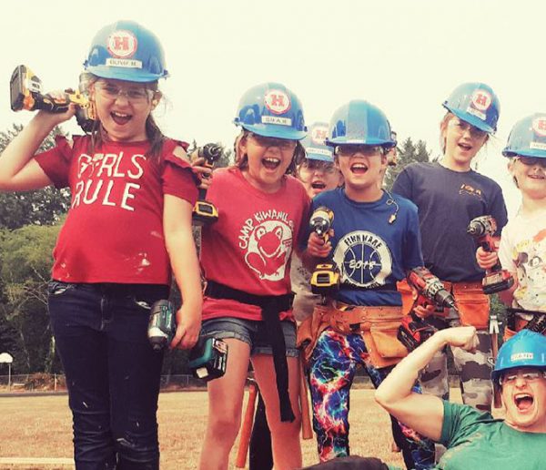 Elle a créé une colonie de vacances pour apprendre aux filles de 8 ans à construire une maison