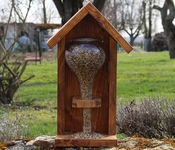 Comment fabriquer une mangeoire pour oiseaux du jardin en bois ?