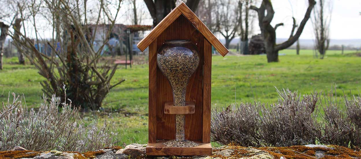 DIY jardin : fabriquer une mangeoire en bois pour les oiseaux - Marie Claire