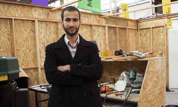 Yassin a créé un abri d'urgence à monter en 40 minutes pour les personnes sans-abri