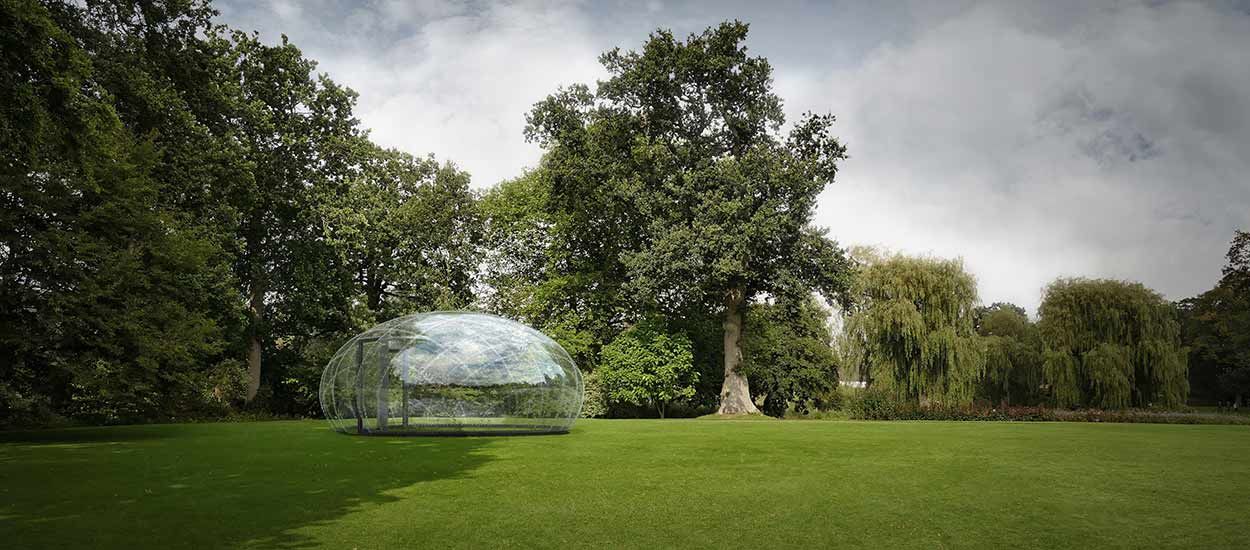 Cet abri multifonction en forme de goutte d'eau se fond dans le décor de votre jardin