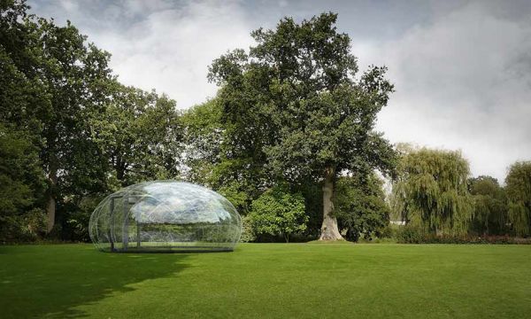 Cet abri multifonction en forme de goutte d'eau se fond dans le décor de votre jardin