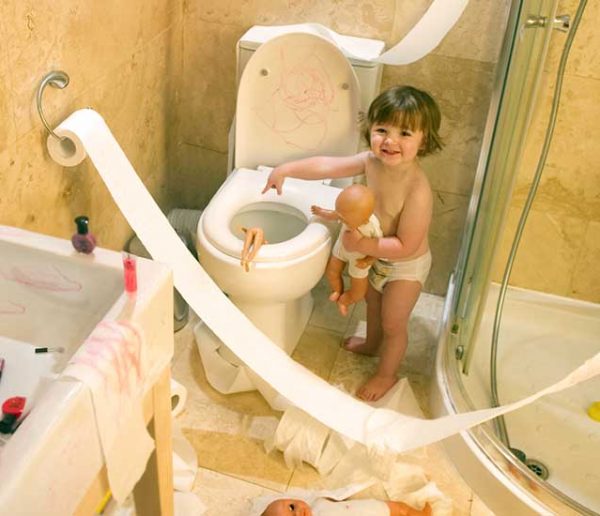 Enfants : nos conseils pour sécuriser votre salle de bains !