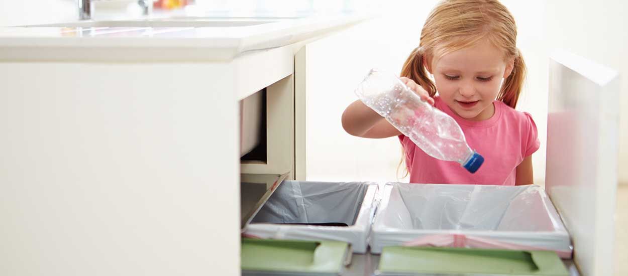 L'alternative à la consigne des bouteilles en plastique : seulement deux poubelles pour tout trier