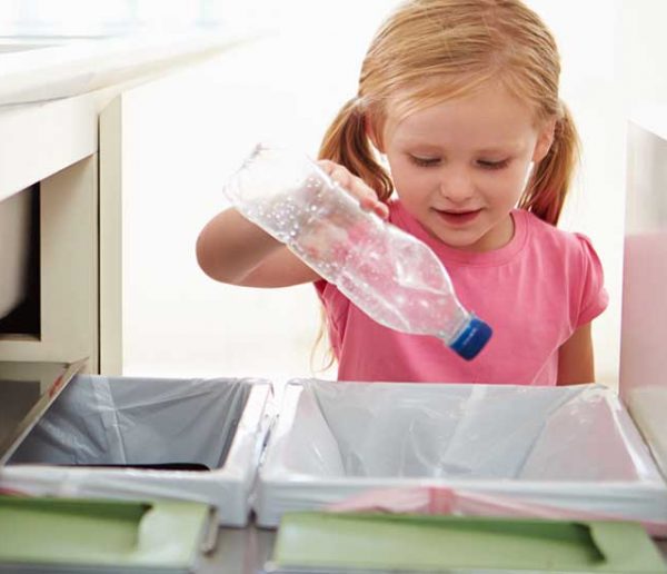 L'alternative à la consigne des bouteilles en plastique : seulement deux poubelles pour tout trier