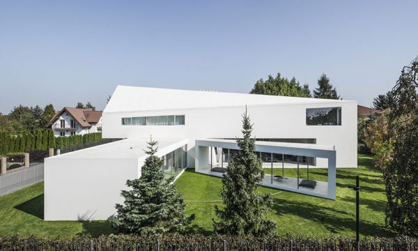 La terrasse de cette magnifique maison pivote pour suivre la course du soleil