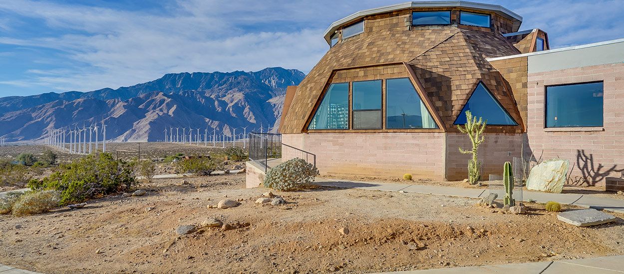 Cette maison exceptionnelle offre une vue à 360 degrés sur le désert californien