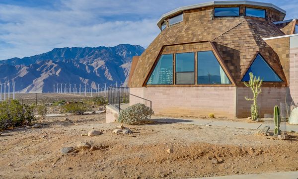 Cette maison exceptionnelle offre une vue à 360 degrés sur le désert californien