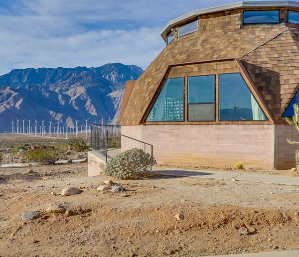 Cette maison exceptionnelle offre une vue à 360 degrés sur le désert californien