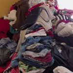 Tas de vêtements l'art du rangement marie kondo netflix