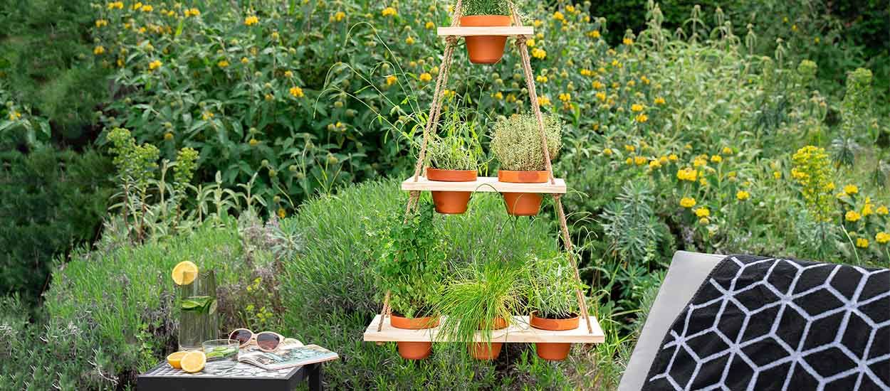 Planification De Votre Jardin D'herbes Aromatiques, Terrasse Et  Replantation D'herbes Et De Plantes D'intérieur. Tasse De Thé Avec Outils  De Jardin Et Pots De Fleurs. Banque D'Images et Photos Libres De Droits.