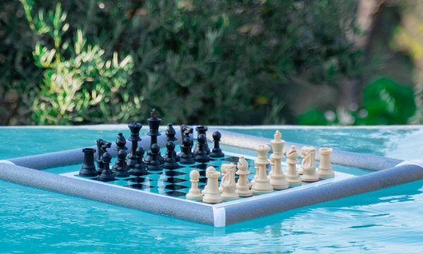 Tuto : fabriquez un jeu d'échec flottant pour vos vacances
