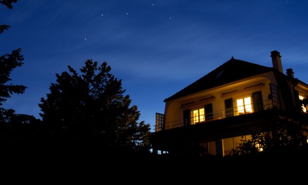 Comment simuler une présence chez soi quand on est en vacances ?