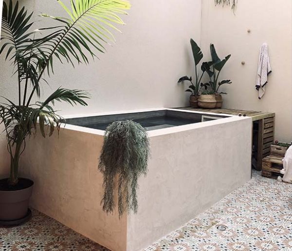 Ce couple a construit une mini-piscine dans son patio pour moins de 1 500 euros