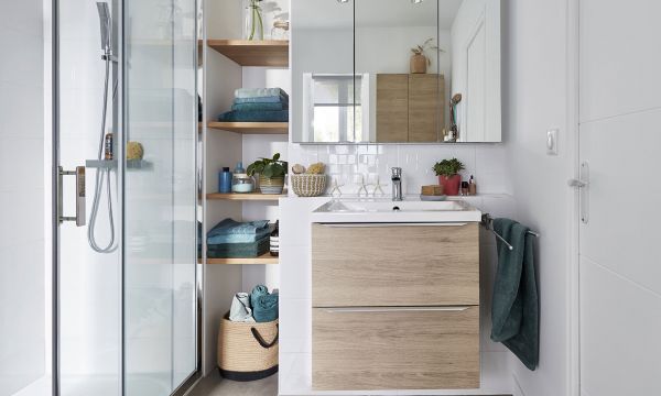 Une petite salle de bains astucieuse