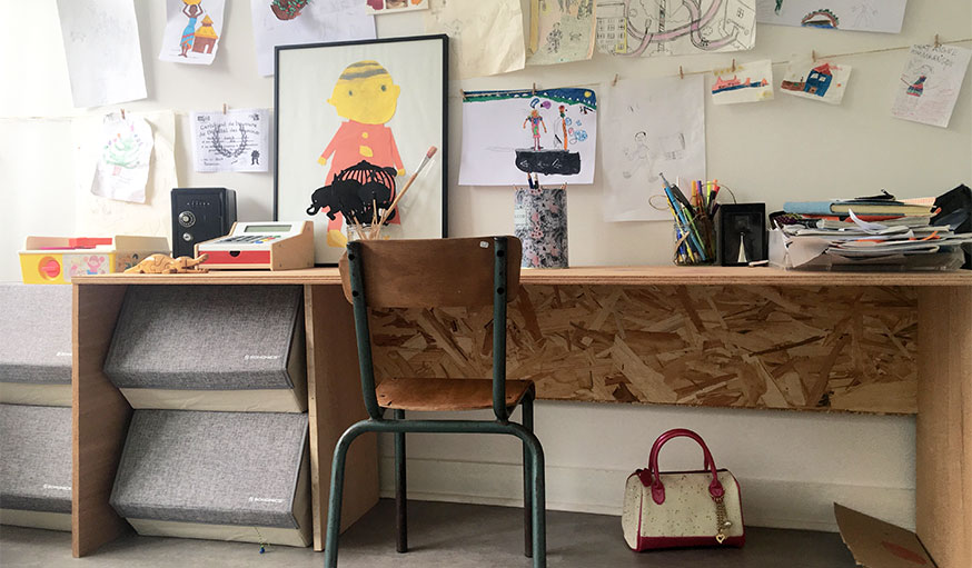 bureau avec dessins d'enfant