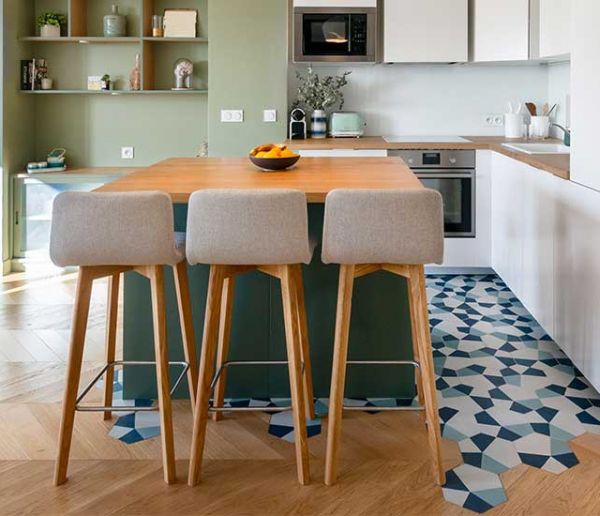 10 exemples inspirants pour mixer carrelage et parquet