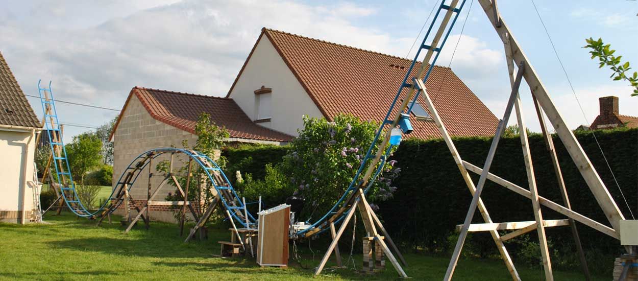 À 16 ans, il construit une montagne russe dans le jardin de ses parents