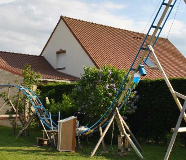 À 16 ans, il construit une montagne russe dans le jardin de ses parents